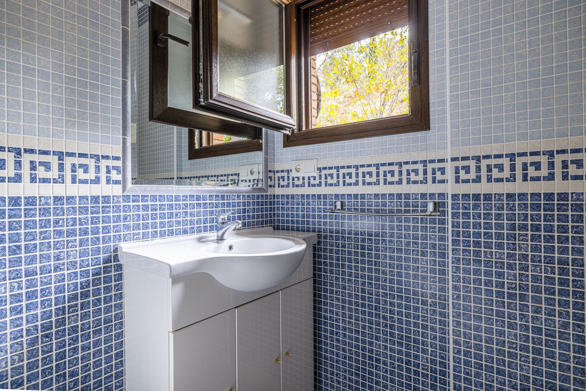 4 Bed Townhouse for sale in Sayalonga Costa Del Sol East, Málaga, Spain