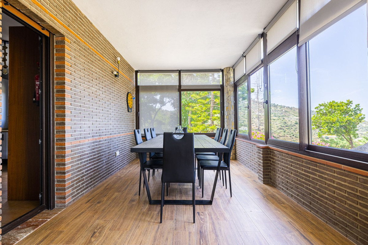4 Bed Townhouse for sale in Sayalonga Costa Del Sol East, Málaga, Spain