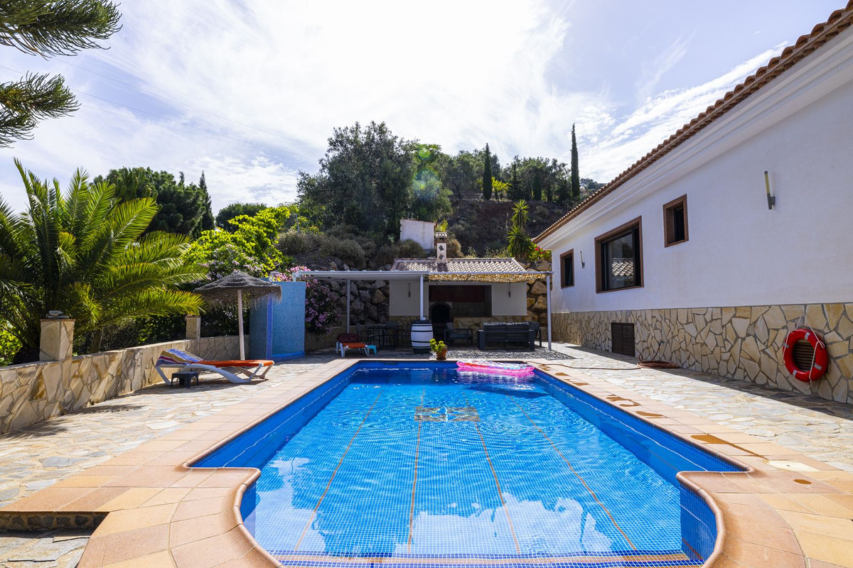 4 Bed Townhouse for sale in Sayalonga Costa Del Sol East, Málaga, Spain
