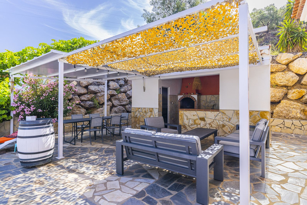 4 Bed Townhouse for sale in Sayalonga Costa Del Sol East, Málaga, Spain