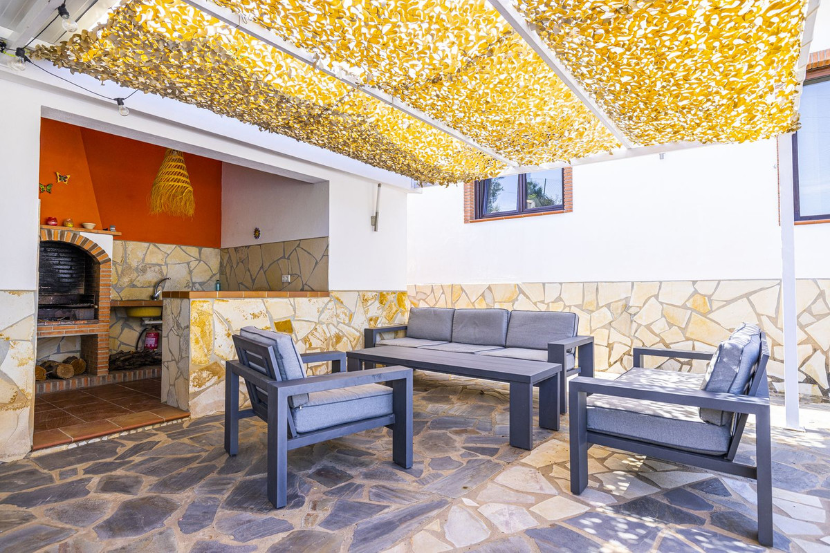 4 Bed Townhouse for sale in Sayalonga Costa Del Sol East, Málaga, Spain