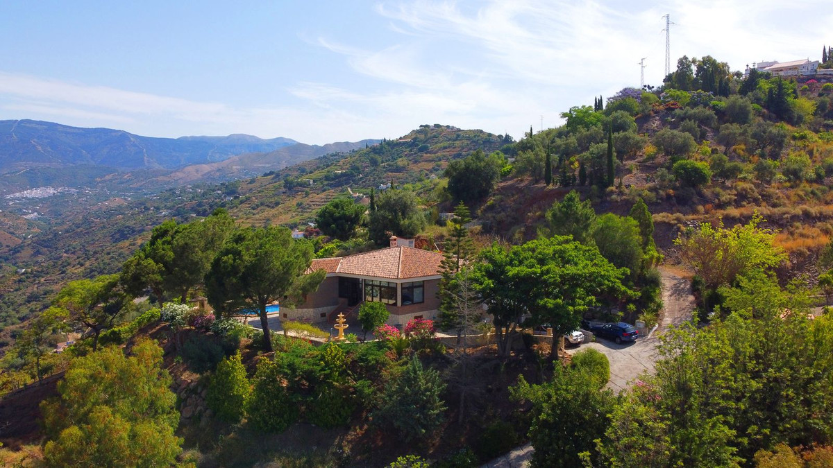 4 Bed Townhouse for sale in Sayalonga Costa Del Sol East, Málaga, Spain