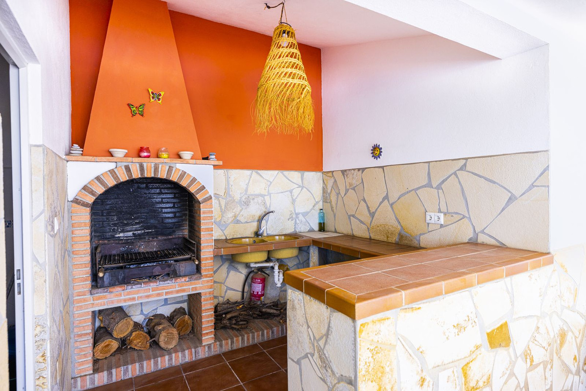 4 Bed Townhouse for sale in Sayalonga Costa Del Sol East, Málaga, Spain