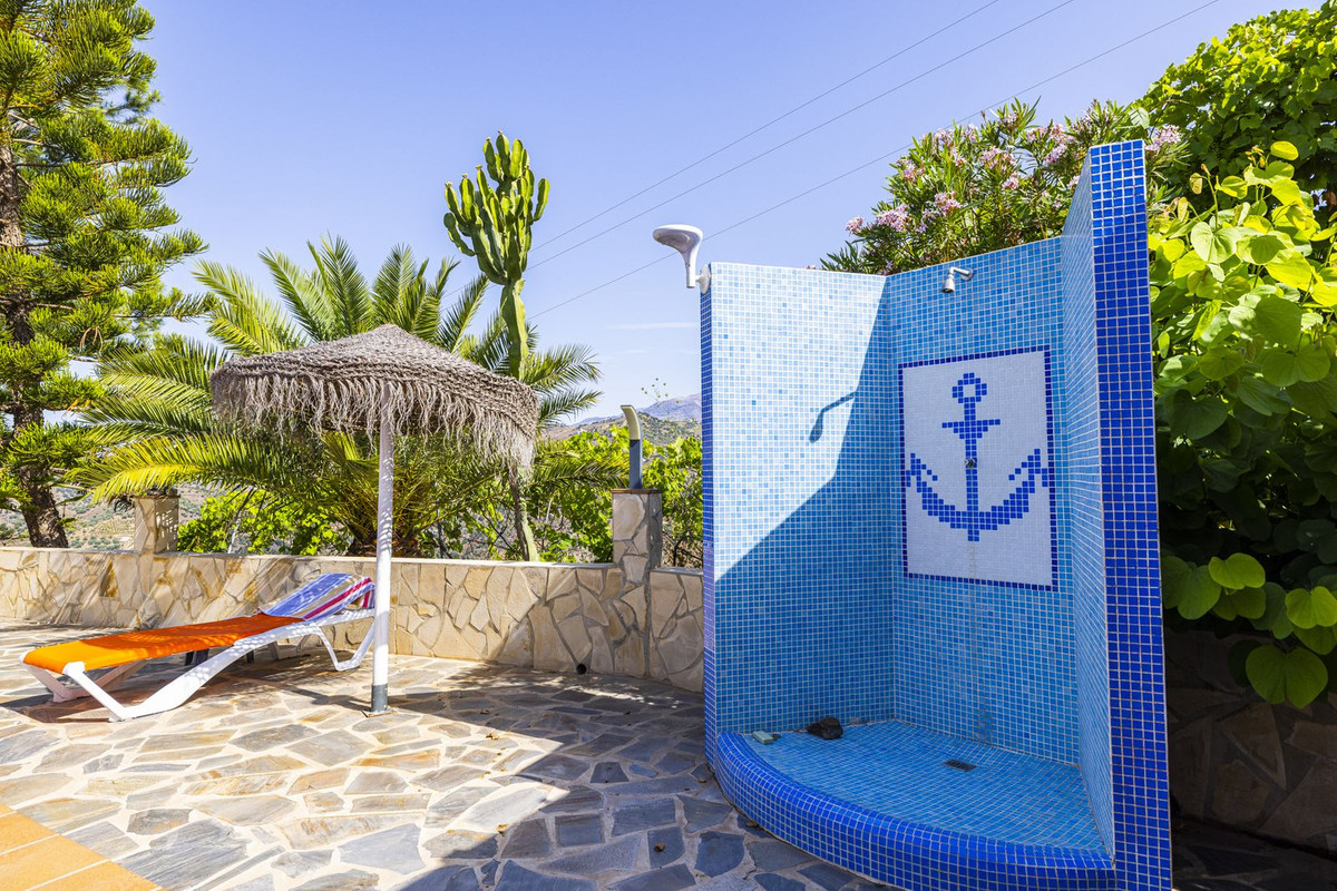 4 Bed Townhouse for sale in Sayalonga Costa Del Sol East, Málaga, Spain