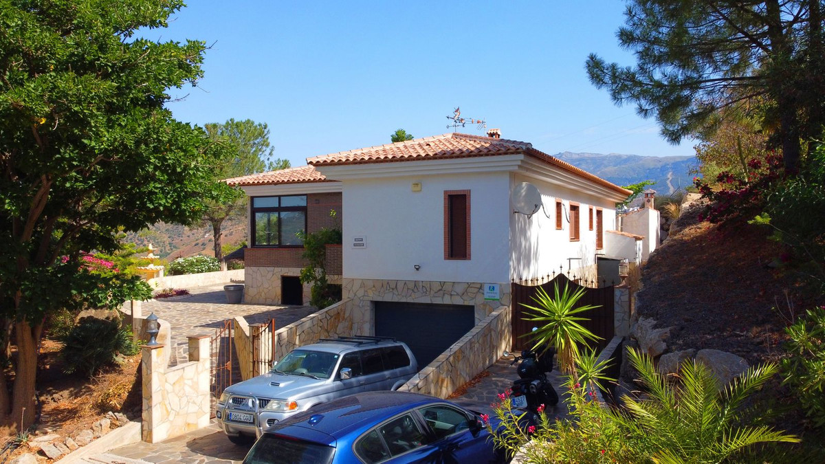 4 Bed Townhouse for sale in Sayalonga Costa Del Sol East, Málaga, Spain