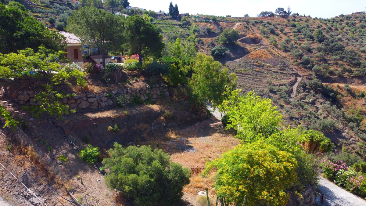 4 Bed Townhouse for sale in Sayalonga Costa Del Sol East, Málaga, Spain