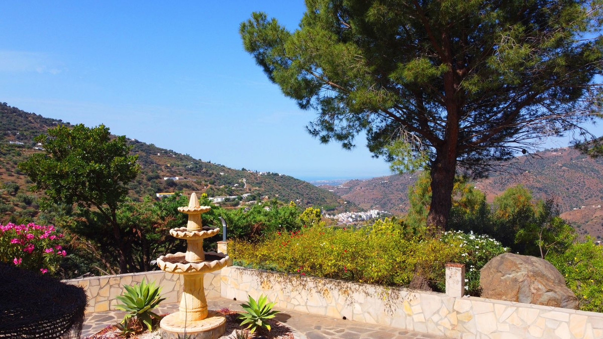 4 Bed Townhouse for sale in Sayalonga Costa Del Sol East, Málaga, Spain