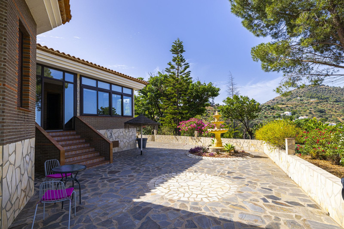 4 Bed Townhouse for sale in Sayalonga Costa Del Sol East, Málaga, Spain
