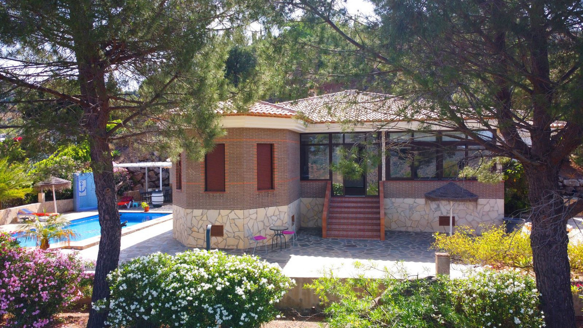 4 Bed Townhouse for sale in Sayalonga Costa Del Sol East, Málaga, Spain