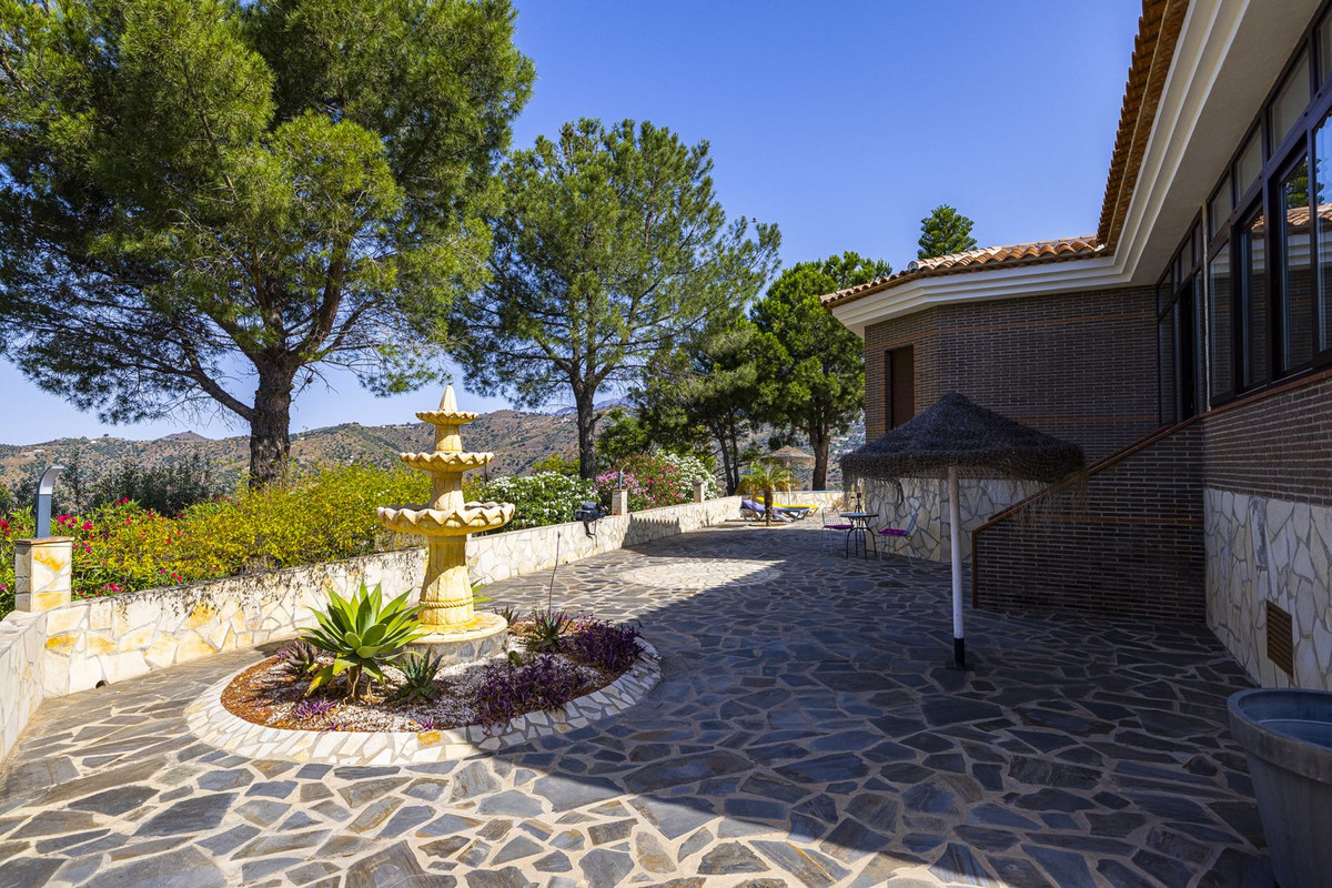 4 Bed Townhouse for sale in Sayalonga Costa Del Sol East, Málaga, Spain