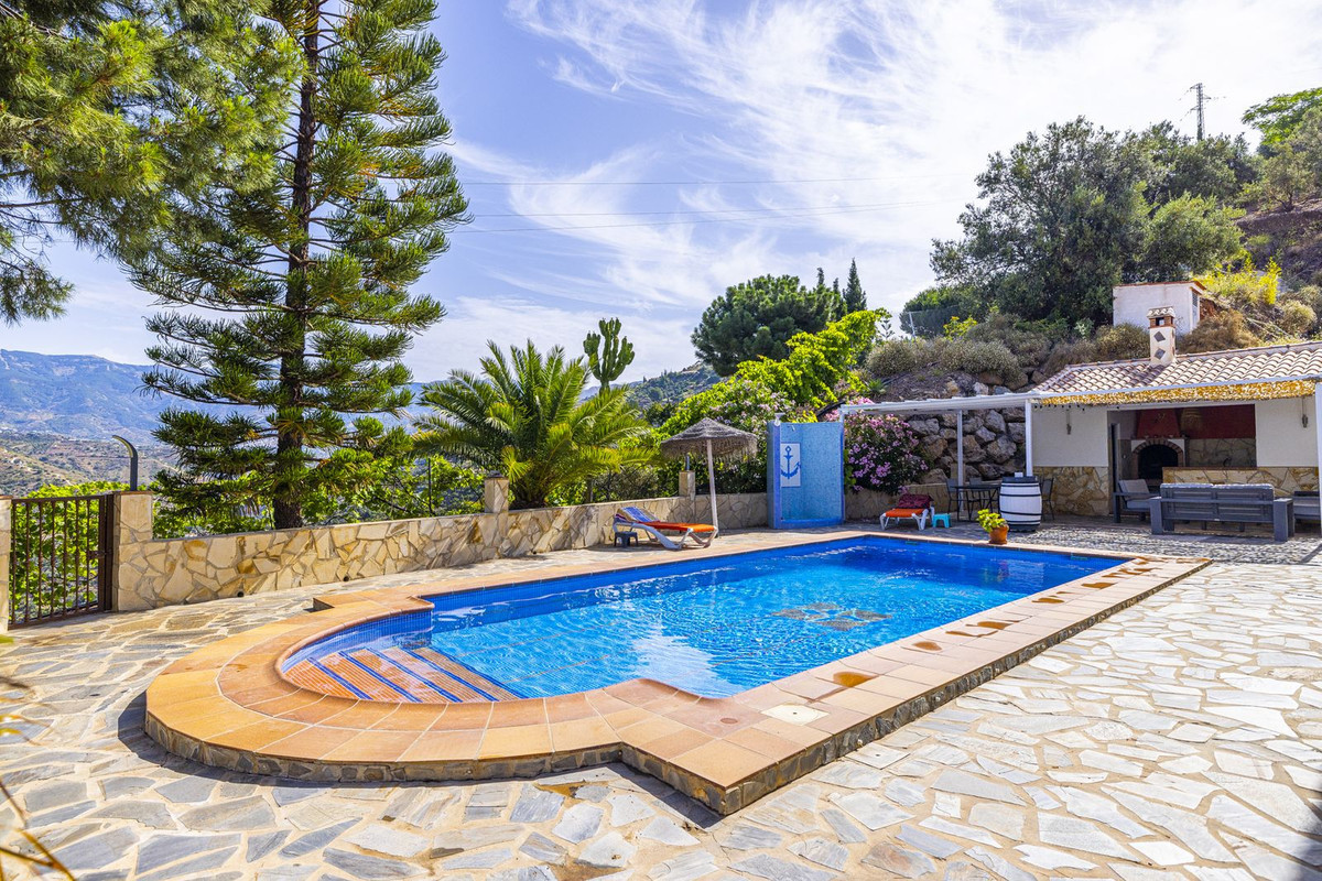 4 Bed Townhouse for sale in Sayalonga Costa Del Sol East, Málaga, Spain