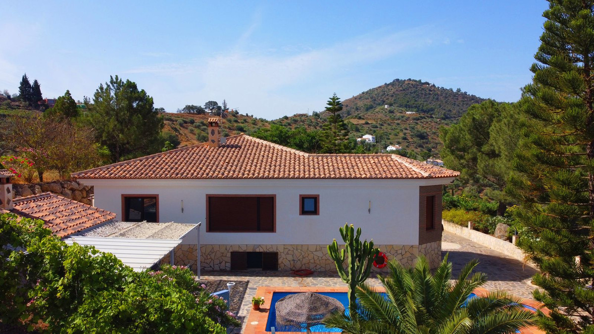 4 Bed Townhouse for sale in Sayalonga Costa Del Sol East, Málaga, Spain