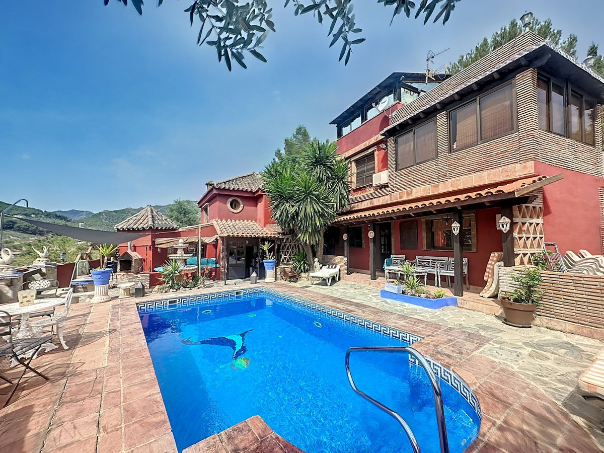 5 Bed Townhouse for sale in Monda Costa Del Sol, Málaga, Spain