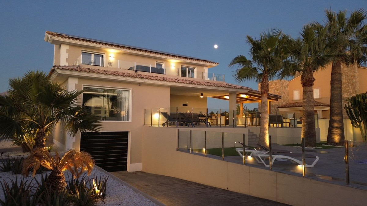 4 Bed Townhouse for sale in Lalfás Del Pi Costa Blanca, Alicante, Spain