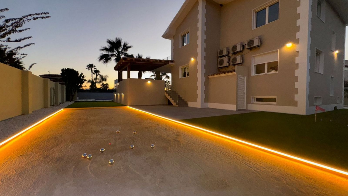 4 Bed Townhouse for sale in Lalfás Del Pi Costa Blanca, Alicante, Spain