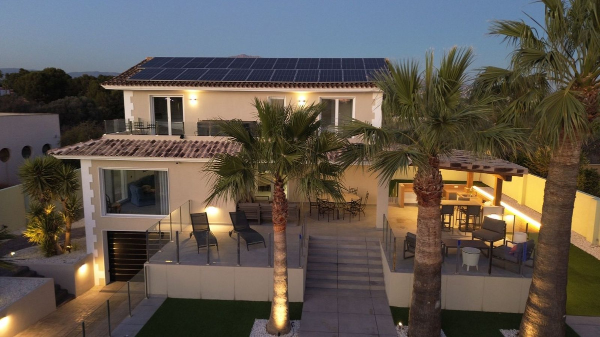 4 Bed Townhouse for sale in Lalfás Del Pi Costa Blanca, Alicante, Spain