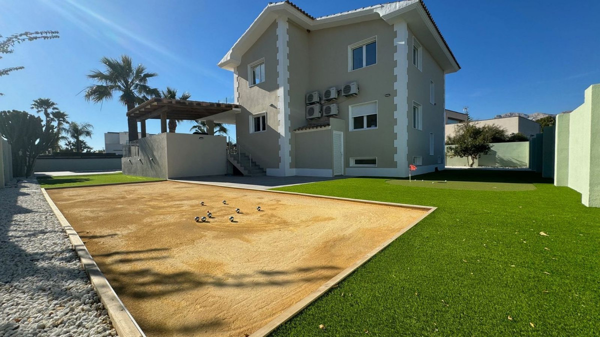 4 Bed Townhouse for sale in Lalfás Del Pi Costa Blanca, Alicante, Spain