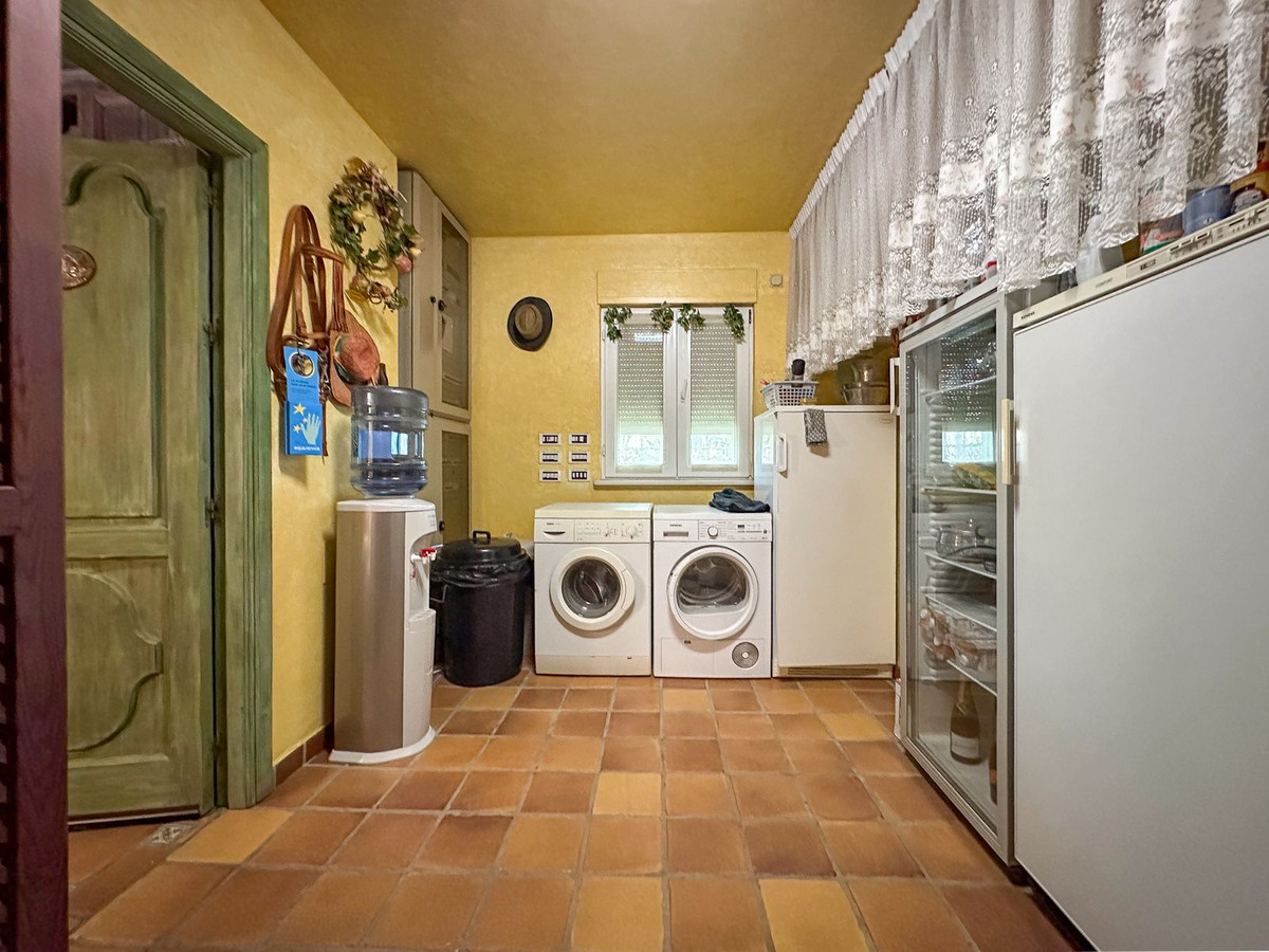 Se vende Villa - Chalet de 9 dormitorios en Costa Del Sol, Málaga, España