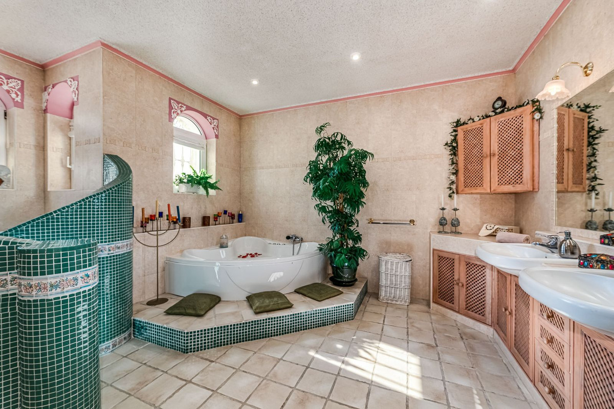 Se vende Villa - Chalet de 9 dormitorios en Costa Del Sol, Málaga, España