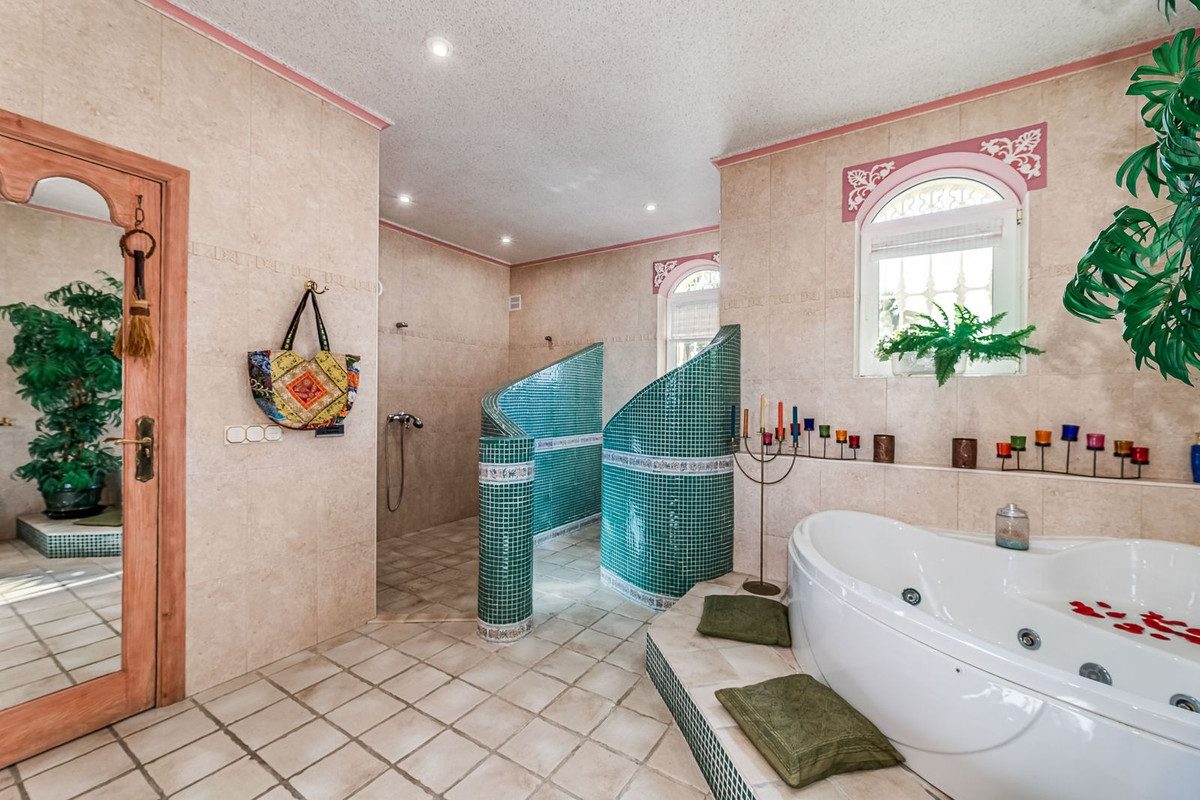 Se vende Villa - Chalet de 9 dormitorios en Costa Del Sol, Málaga, España