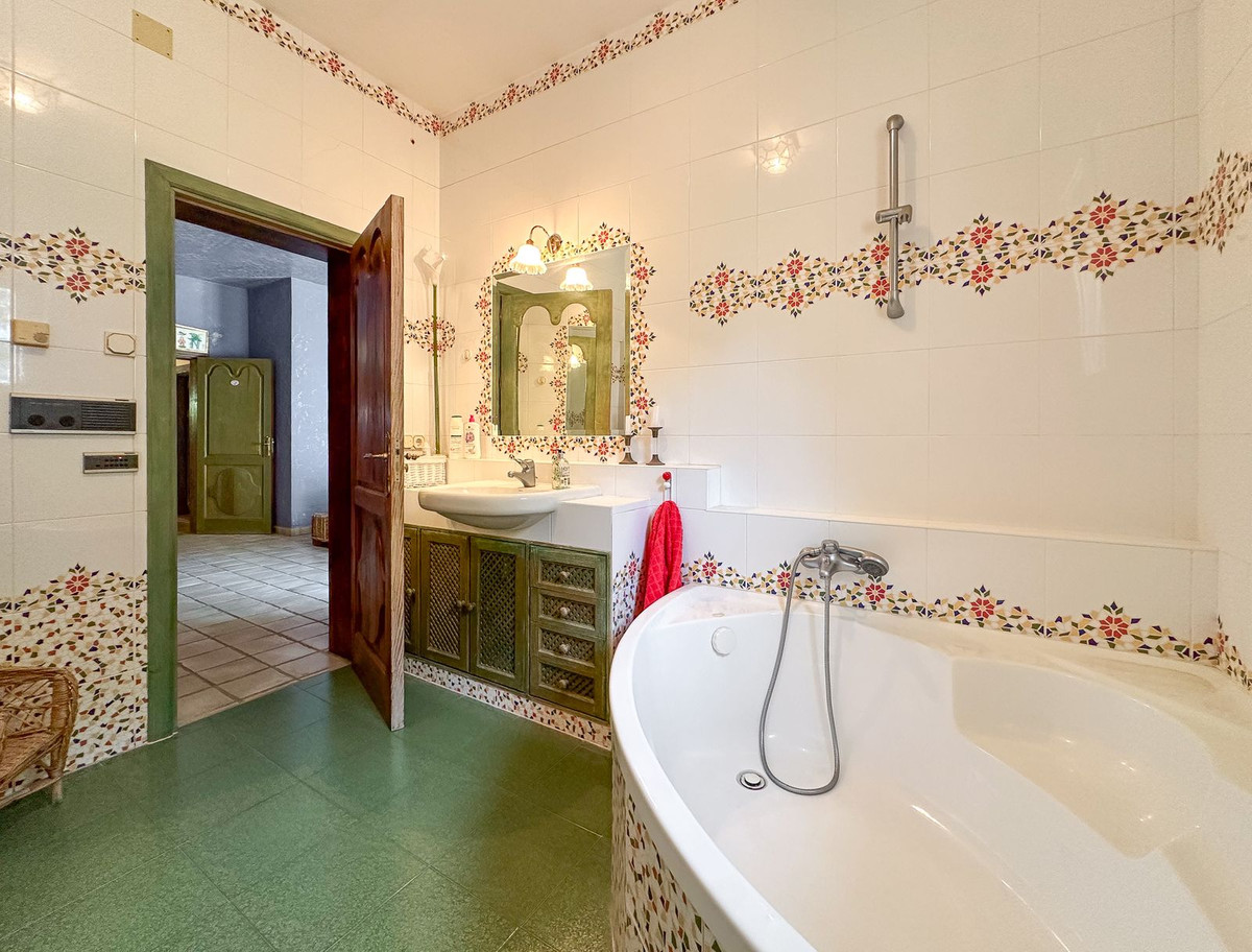 Se vende Villa - Chalet de 9 dormitorios en Costa Del Sol, Málaga, España