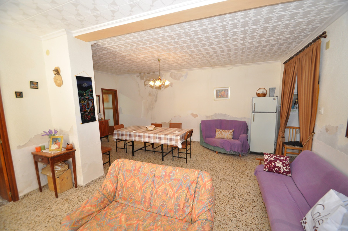 6 Bed Townhouse for sale in Monóvar Costa Blanca, Alicante, Spain
