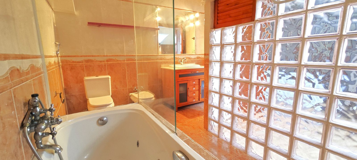 2 Bed Apartment for sale in Benalmadena Costa Costa Del Sol, Málaga, Spain