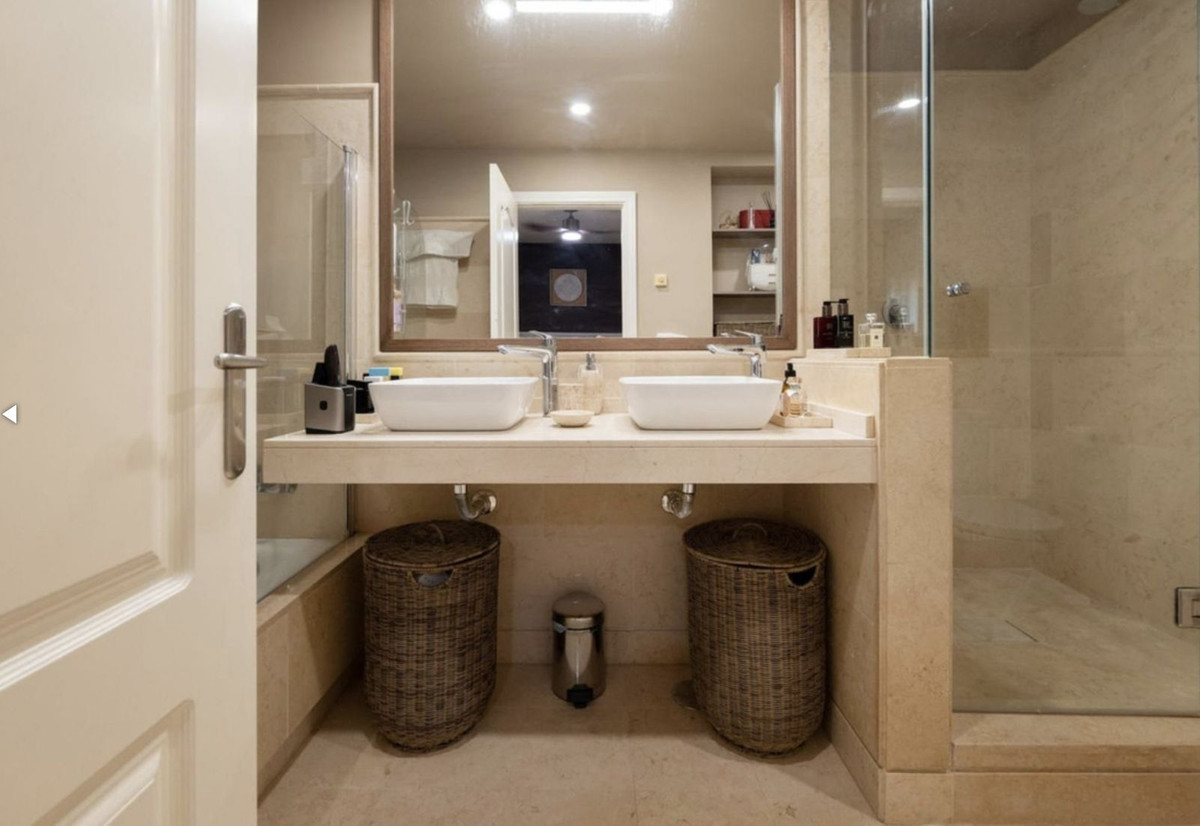 Se vende Apartamento Planta Baja de 5 dormitorios en Costa Del Sol, Málaga, España