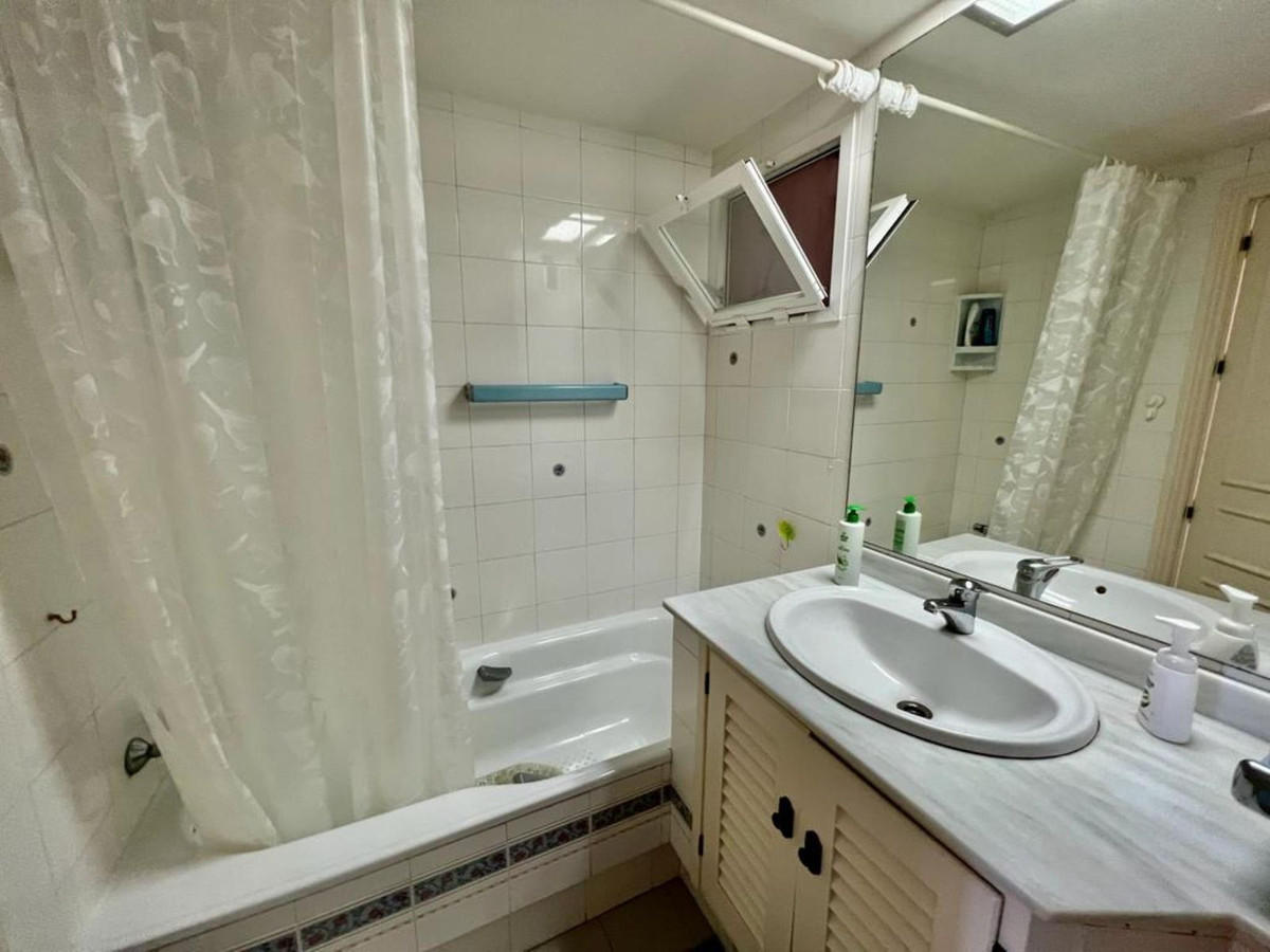 Se vende Apartamento Planta Media de 2 dormitorios en Costa Del Sol, Málaga, España