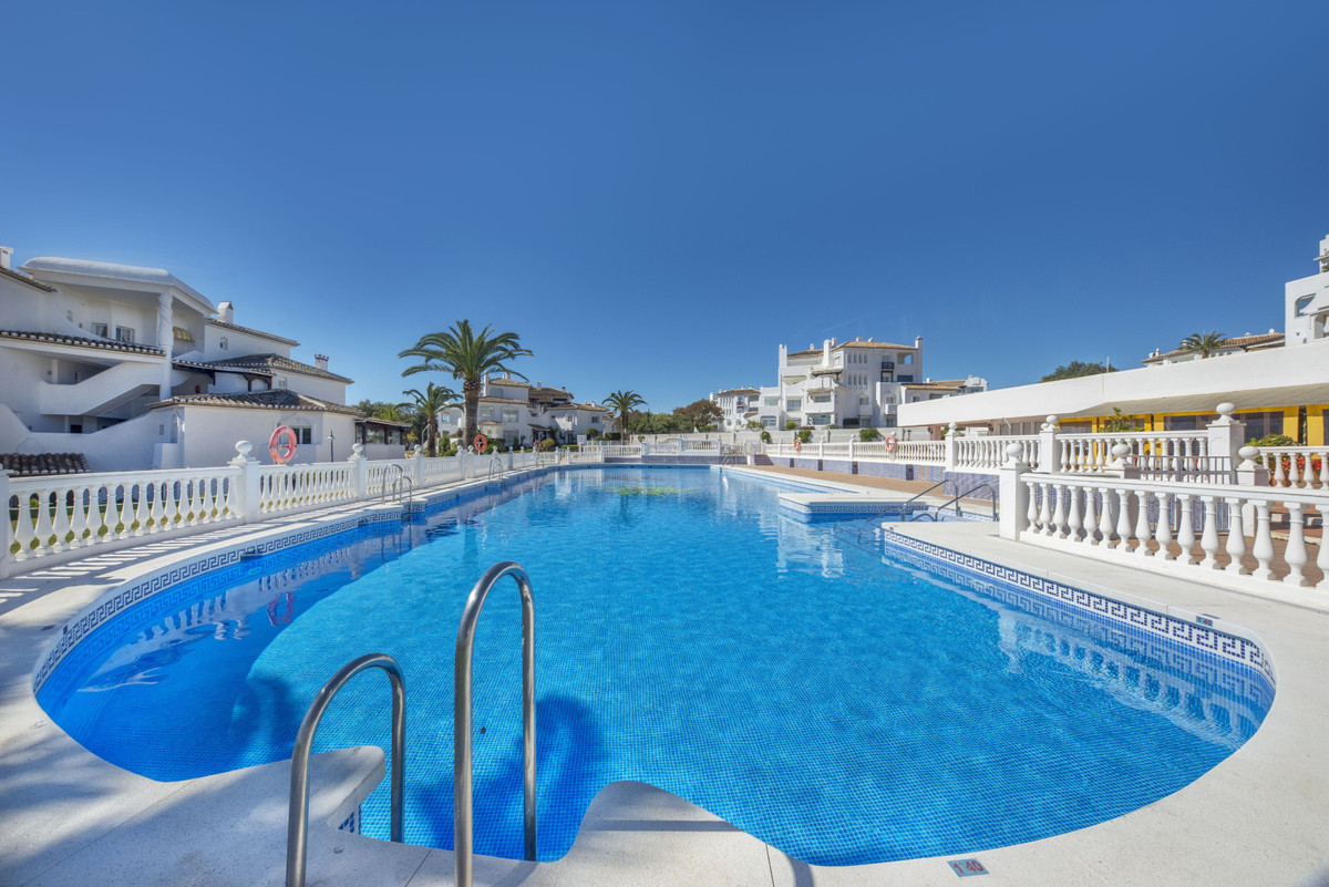Se vende Apartamento Planta Media de 2 dormitorios en Costa Del Sol, Málaga, España
