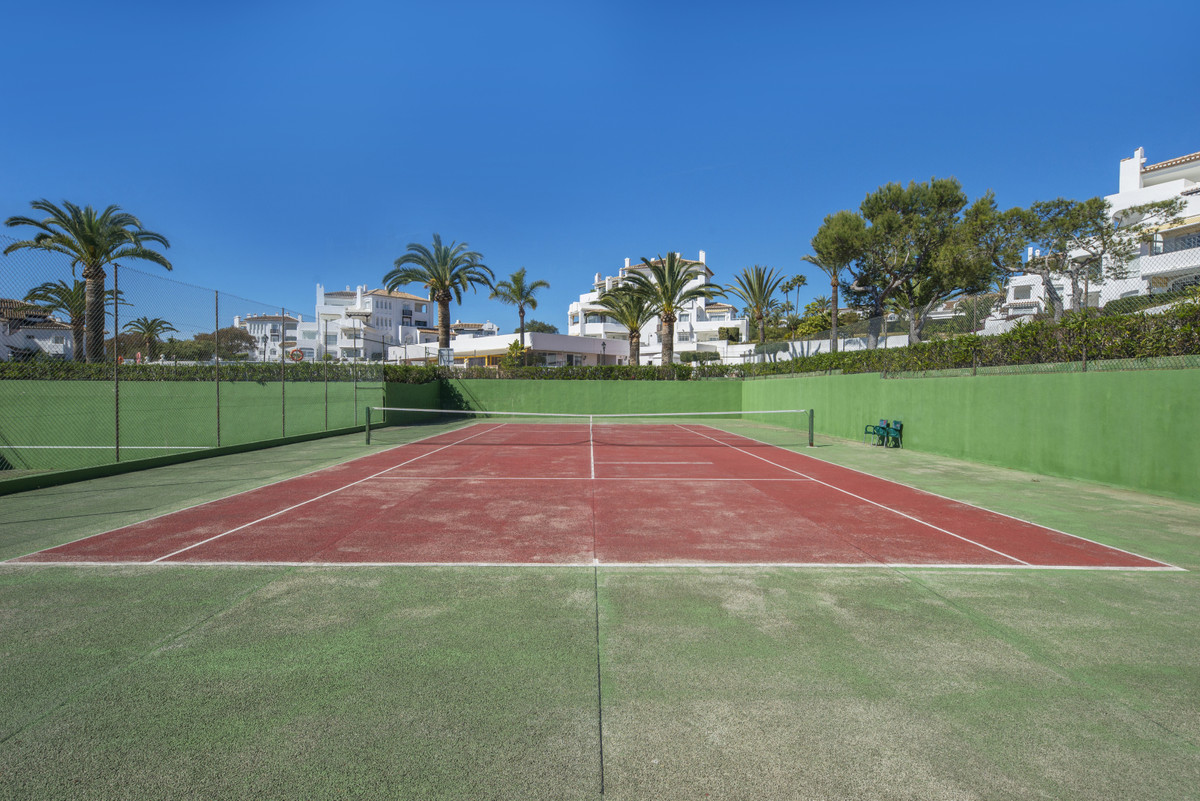 Se vende Apartamento Planta Media de 2 dormitorios en Costa Del Sol, Málaga, España