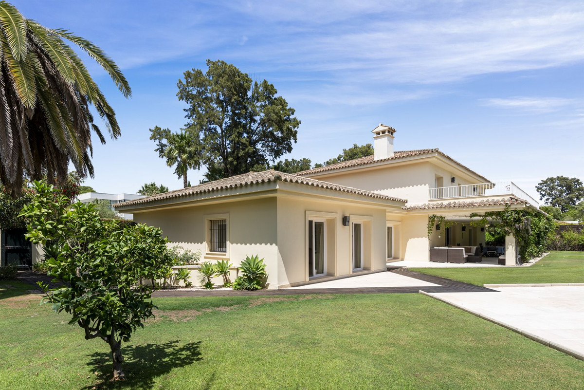 Se vende Villa - Chalet de 7 dormitorios en Costa Del Sol, Cadiz, España