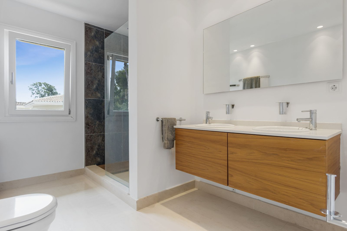 Se vende Villa - Chalet de 7 dormitorios en Costa Del Sol, Cadiz, España