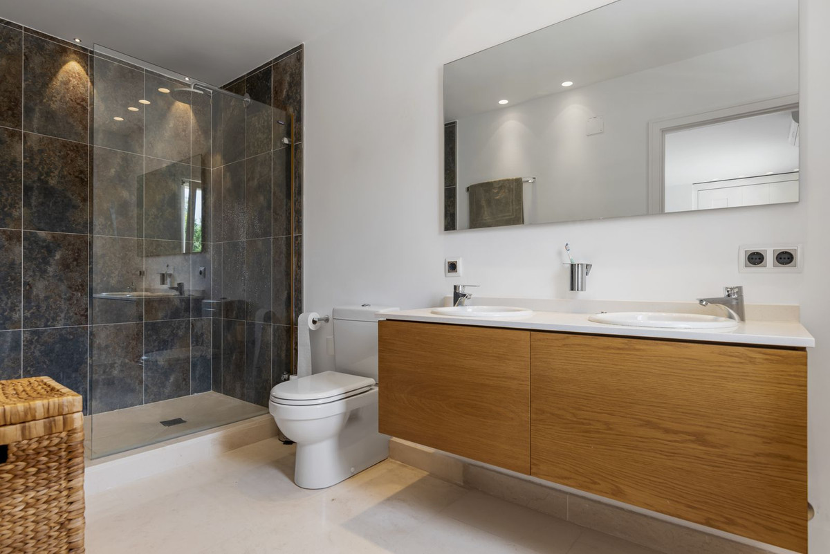 Se vende Villa - Chalet de 7 dormitorios en Costa Del Sol, Cadiz, España