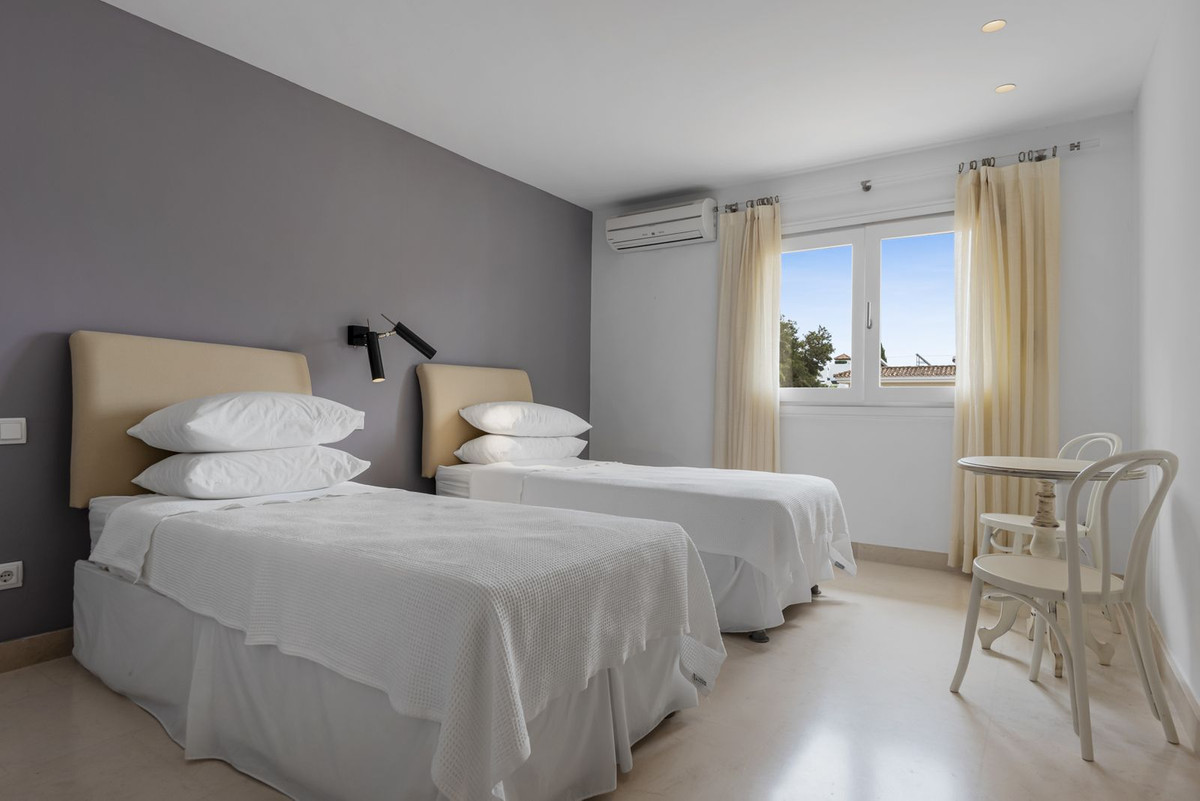 Se vende Villa - Chalet de 7 dormitorios en Costa Del Sol, Cadiz, España