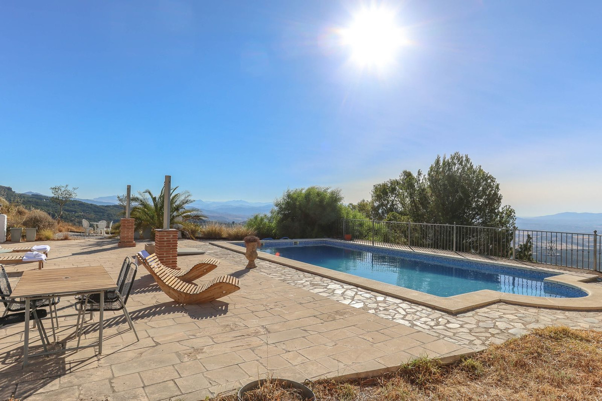 4 Bed Townhouse for sale in Alozaina Costa Del Sol, Málaga, Spain