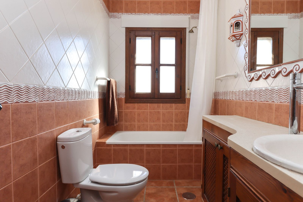 4 Bed Townhouse for sale in Alozaina Costa Del Sol, Málaga, Spain