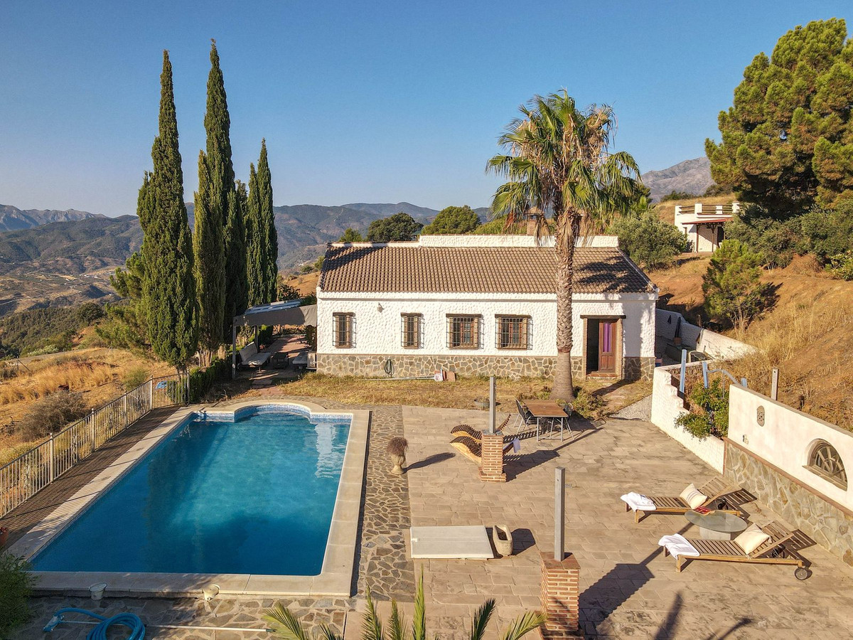 4 Bed Townhouse for sale in Alozaina Costa Del Sol, Málaga, Spain
