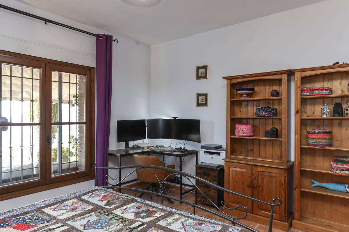 4 Bed Townhouse for sale in Alozaina Costa Del Sol, Málaga, Spain