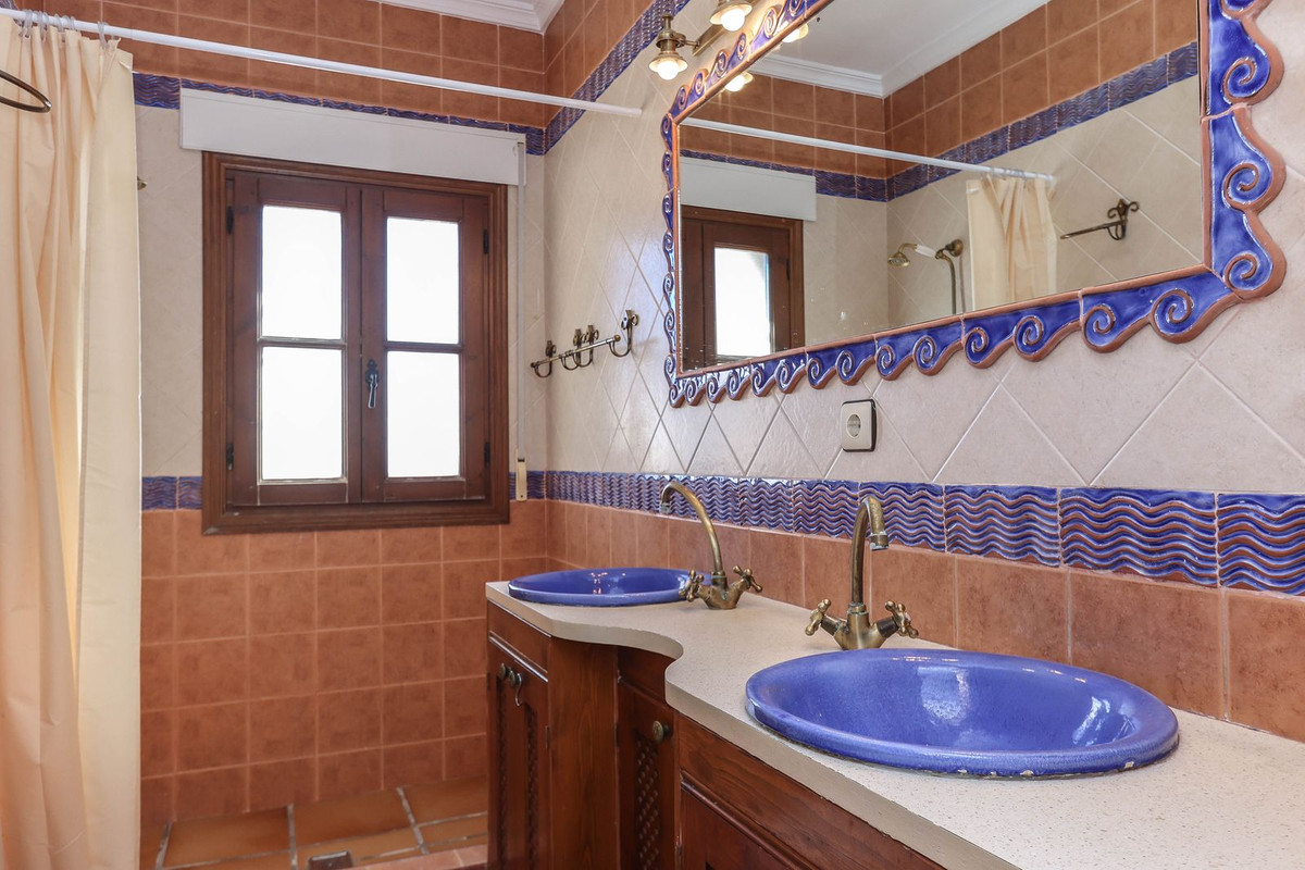 4 Bed Townhouse for sale in Alozaina Costa Del Sol, Málaga, Spain