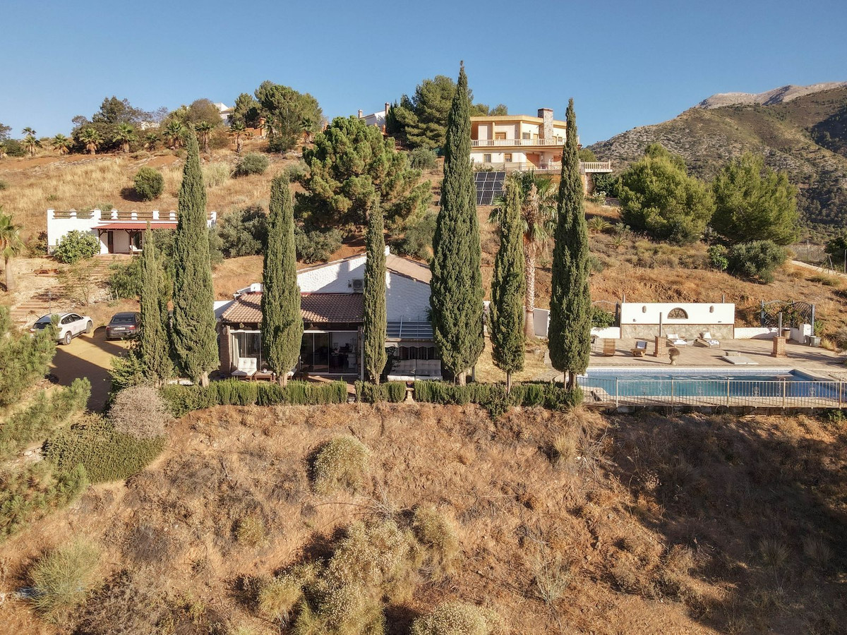 4 Bed Townhouse for sale in Alozaina Costa Del Sol, Málaga, Spain