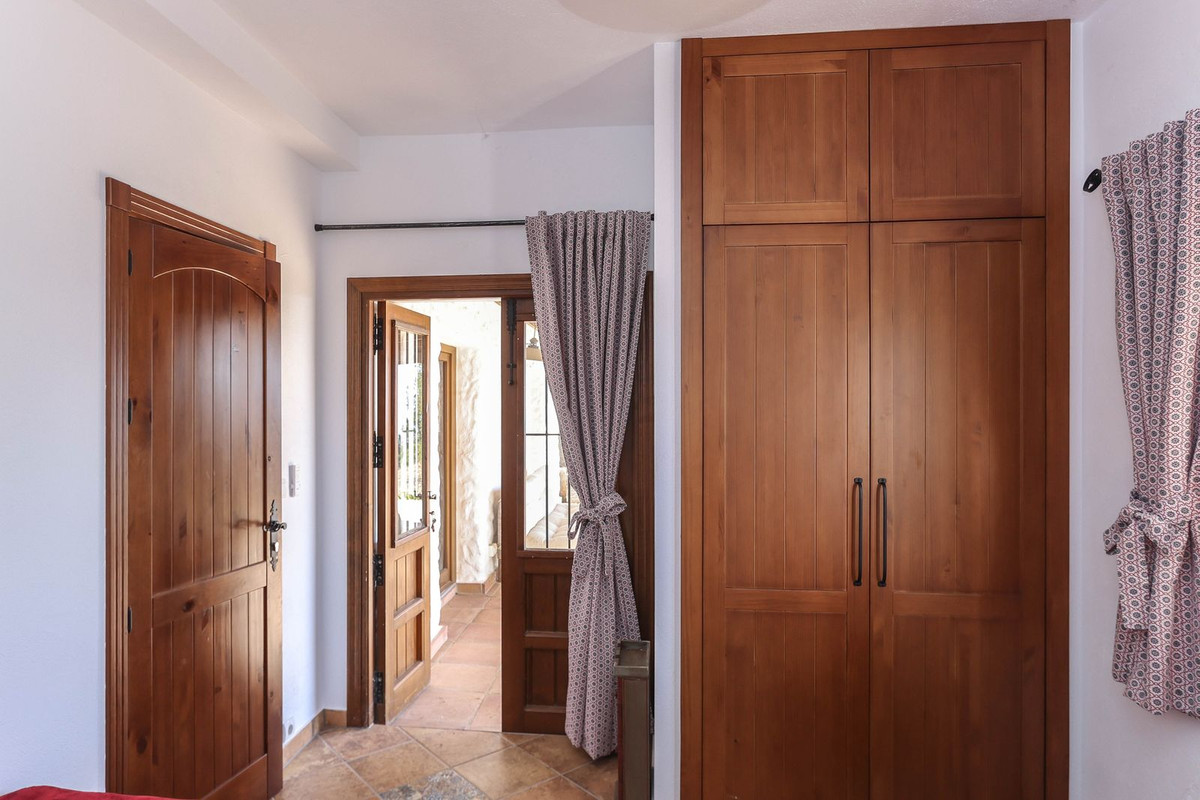 4 Bed Townhouse for sale in Alozaina Costa Del Sol, Málaga, Spain