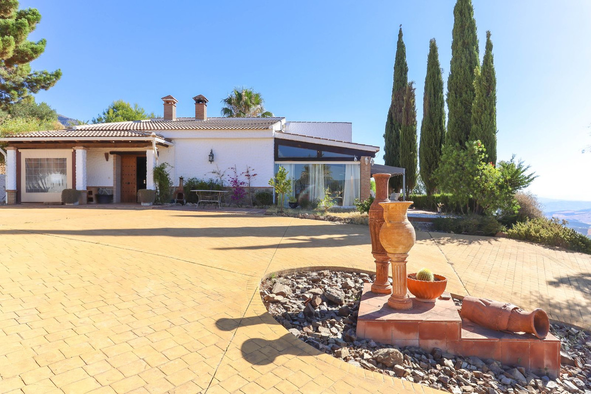 4 Bed Townhouse for sale in Alozaina Costa Del Sol, Málaga, Spain