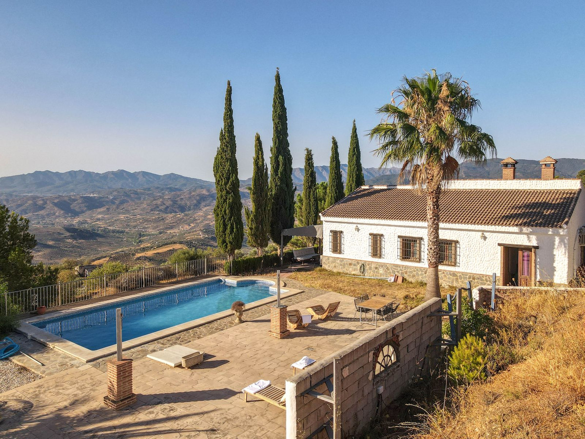 4 Bed Townhouse for sale in Alozaina Costa Del Sol, Málaga, Spain