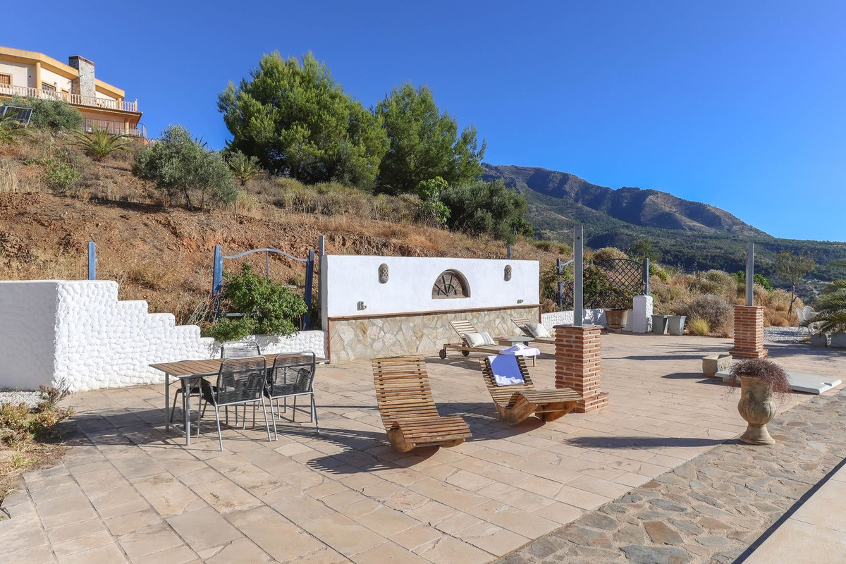 4 Bed Townhouse for sale in Alozaina Costa Del Sol, Málaga, Spain