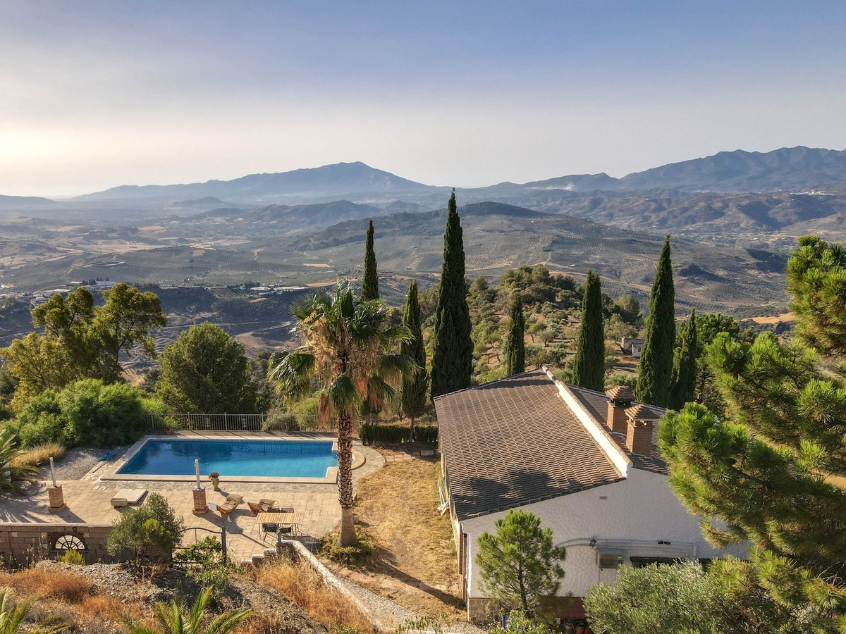 4 Bed Townhouse for sale in Alozaina Costa Del Sol, Málaga, Spain