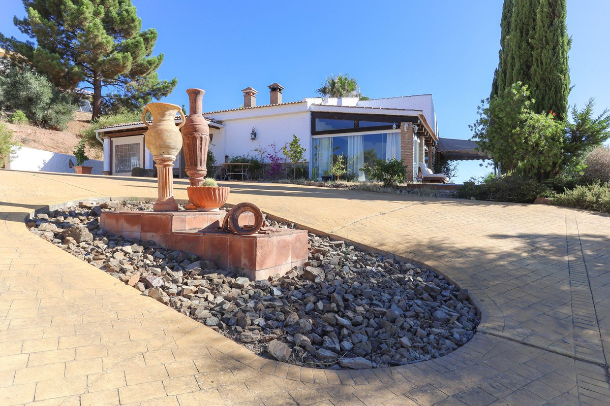 4 Bed Townhouse for sale in Alozaina Costa Del Sol, Málaga, Spain