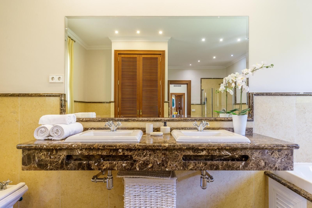 Se vende Villa - Chalet de 5 dormitorios en Costa Del Sol, Málaga, España
