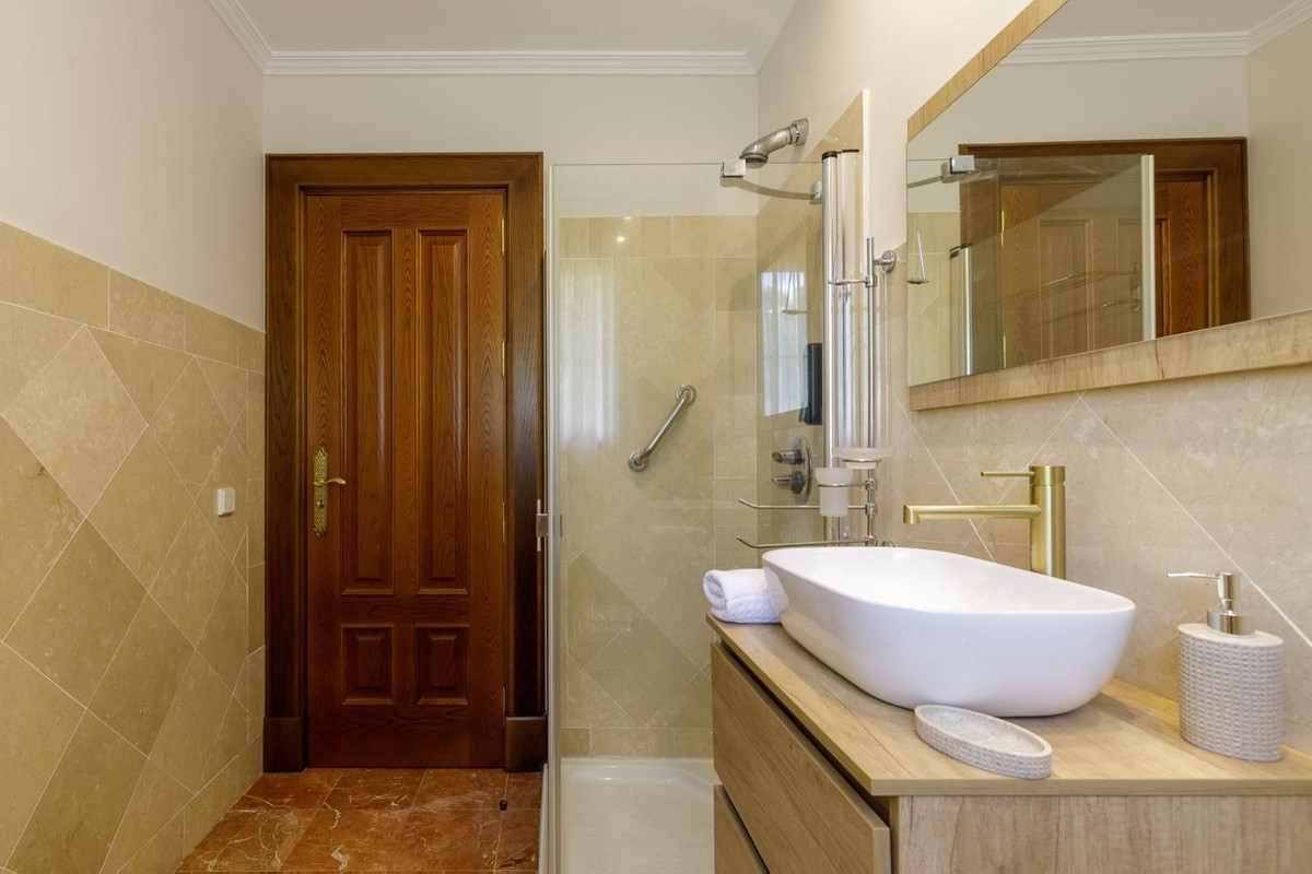 Se vende Villa - Chalet de 5 dormitorios en Costa Del Sol, Málaga, España