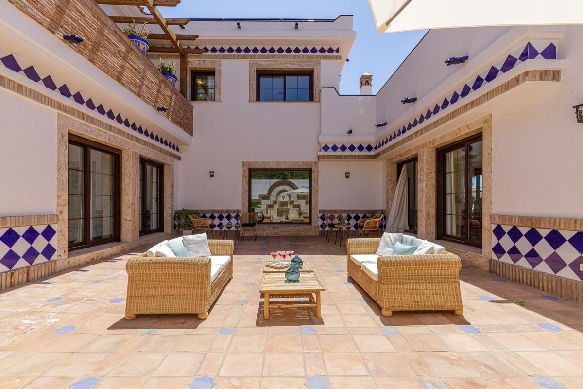 Se vende Villa - Chalet de 5 dormitorios en Costa Del Sol, Málaga, España
